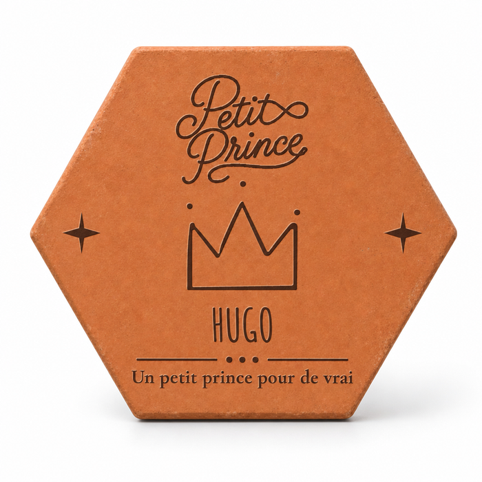 Cadeau famille pour enfant dans une chambre de garçon, tomette hexagonale personnalisée, terre cuite de Salernes gravée au laser.