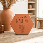 Idée cadeau famille : tomette hexagonale personnalisée, terre cuite de Salernes gravée au laser.