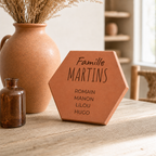 Idée cadeau famille : tomette hexagonale personnalisée, terre cuite de Salernes gravée au laser.