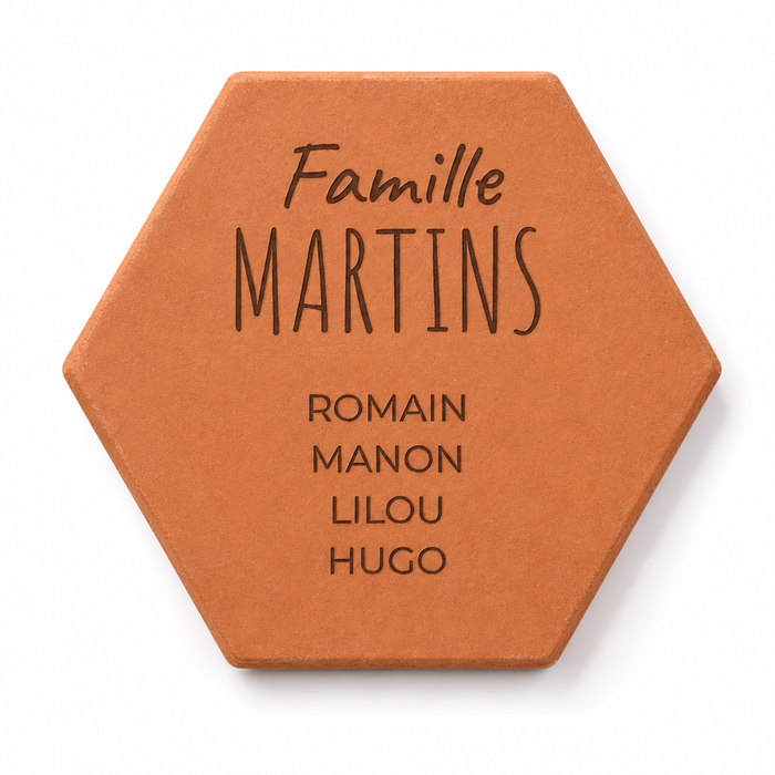 Idée cadeau famille : tomette hexagonale personnalisée, terre cuite de Salernes gravée au laser.