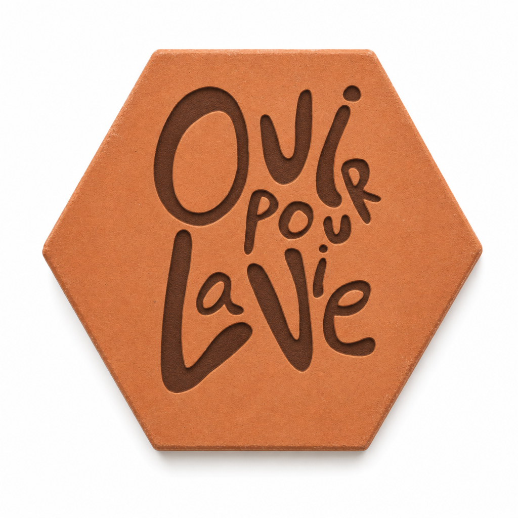Cadeau de mariage sur table, tomette hexagonale personnalisée en terre cuite de Salernes gravée au laser.