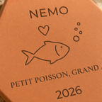 Cadeau souvenir pour petit poisson, tomette hexagonale personnalisée en terre cuite de Salernes gravée au laser.