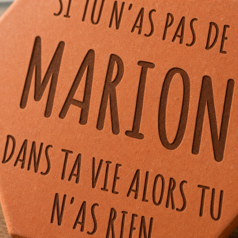 Gros plan sur le prénom Marion et les grandes lettres du message d’amitié gravé.