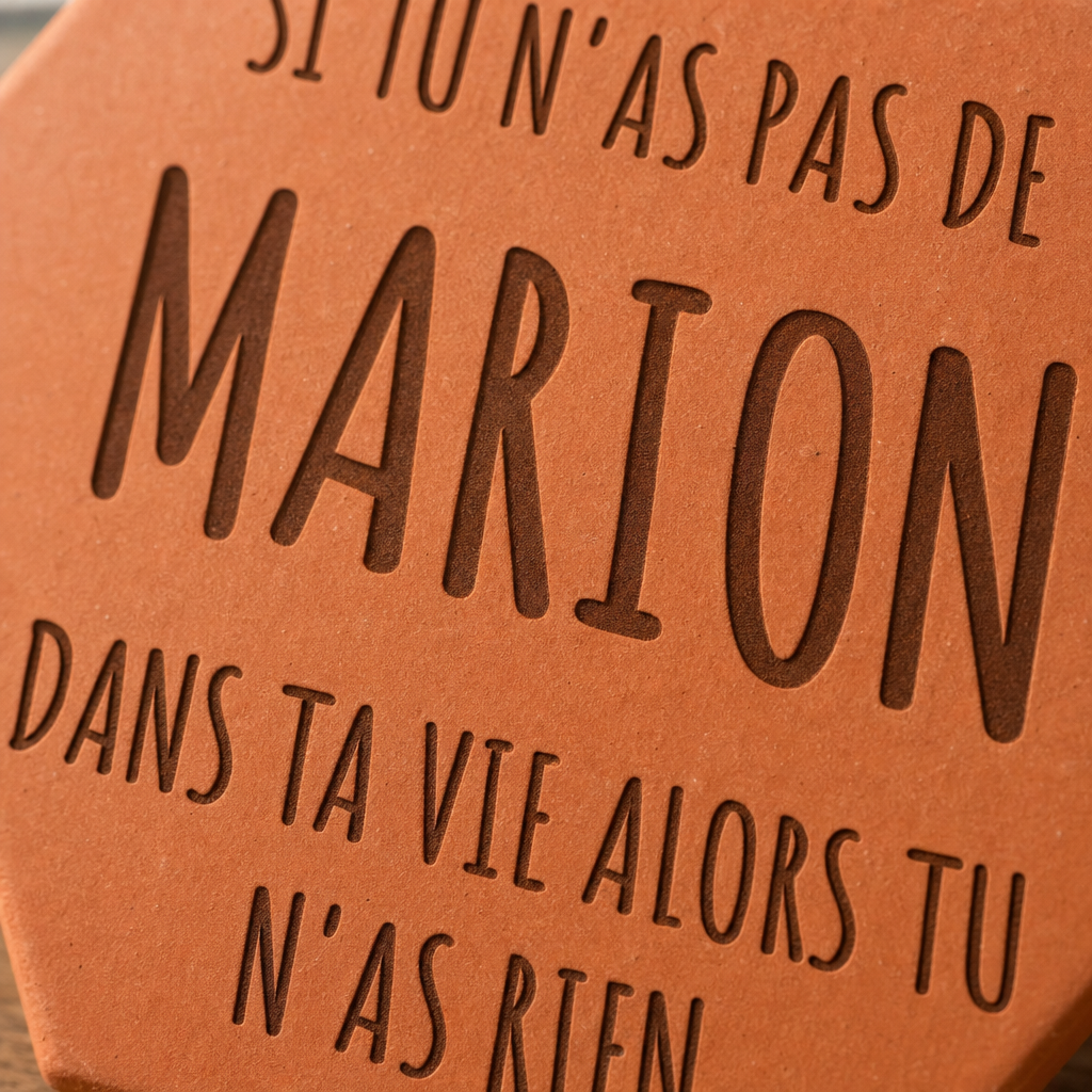 Cadeau d’amitié pour une amie : tomette hexagonale personnalisée, terre cuite de Salernes gravée au laser.