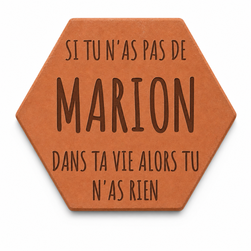 Personalised friendship terracotta tile engraved with “Si tu n’as pas de Marion dans ta vie alors tu n’as rien”, on a white background.