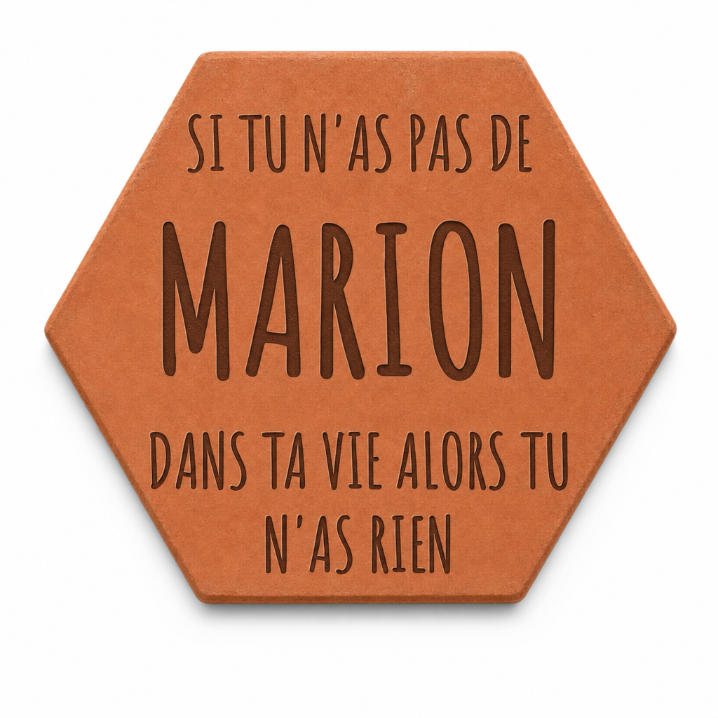 Cadeau d’amitié pour une amie : tomette hexagonale personnalisée, terre cuite de Salernes gravée au laser.