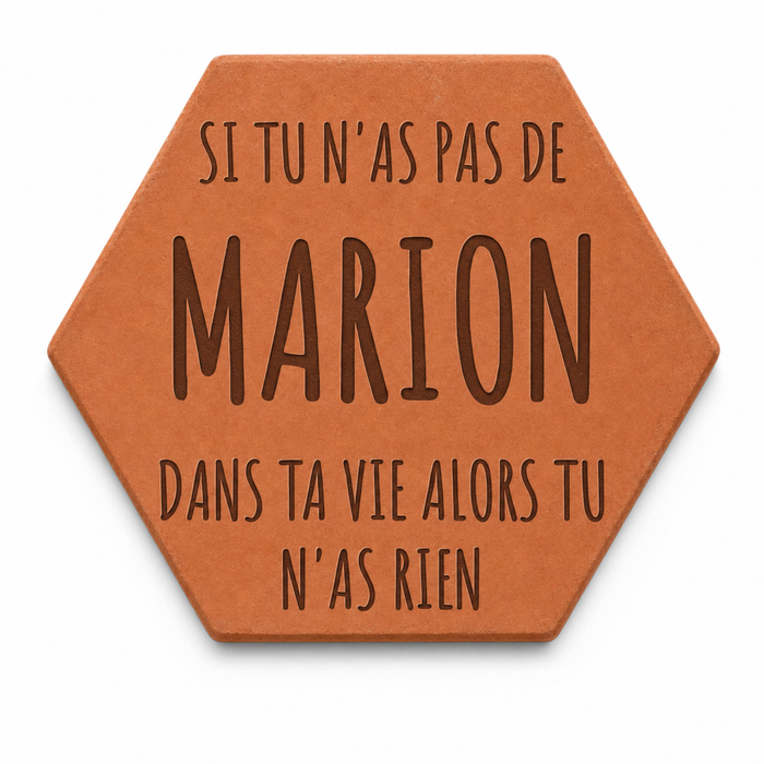 Cadeau d’amitié pour une amie : tomette hexagonale personnalisée, terre cuite de Salernes gravée au laser.