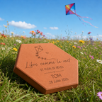 Naissance : tomette hexagonale personnalisée en terre cuite de Salernes gravée au laser, dans l’herbe