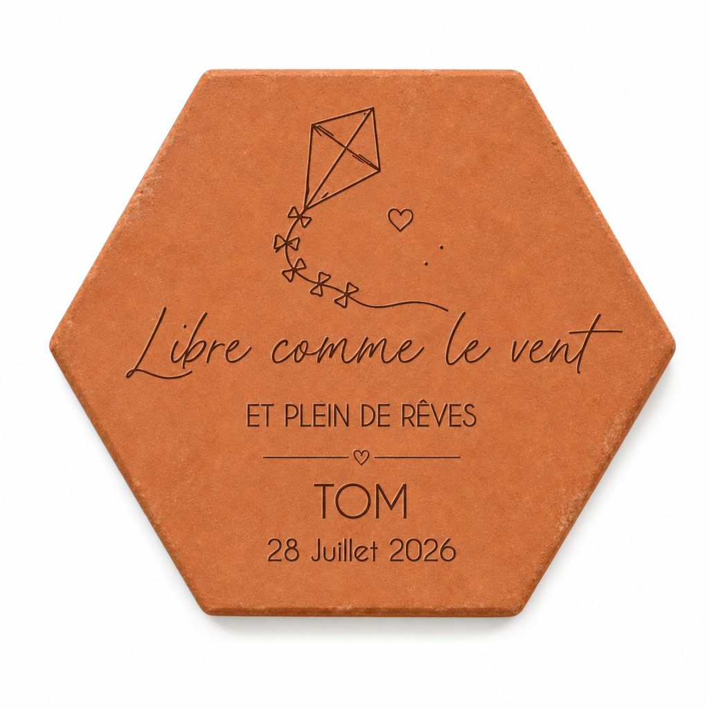 Naissance : tomette hexagonale personnalisée en terre cuite de Salernes gravée au laser, dans l’herbe