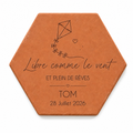 Naissance : tomette hexagonale personnalisée en terre cuite de Salernes gravée au laser, dans l’herbe