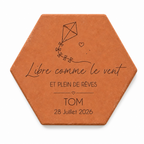 Naissance : tomette hexagonale personnalisée en terre cuite de Salernes gravée au laser, dans l’herbe