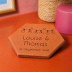 Mariage : tomette hexagonale personnalisée, terre cuite de Salernes gravée au laser, tenue dans une main de femme.