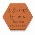 Mariage : tomette hexagonale personnalisée, terre cuite de Salernes gravée au laser, tenue dans une main de femme.
