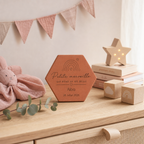 Cadeau naissance bébé : tomette hexagonale personnalisée, terre cuite de Salernes gravée au laser.