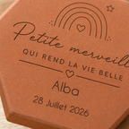 Cadeau naissance bébé : tomette hexagonale personnalisée, terre cuite de Salernes gravée au laser.
