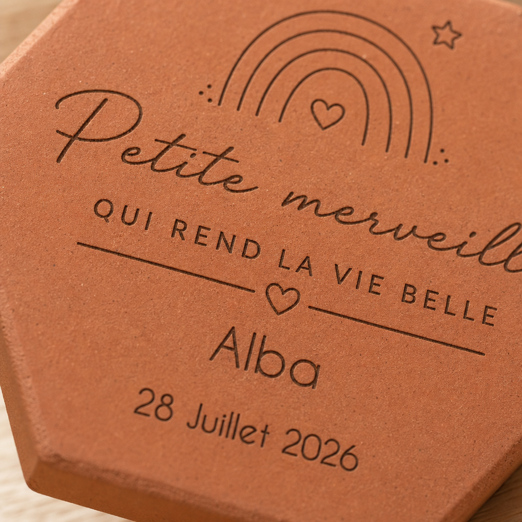Cadeau naissance bébé : tomette hexagonale personnalisée, terre cuite de Salernes gravée au laser.