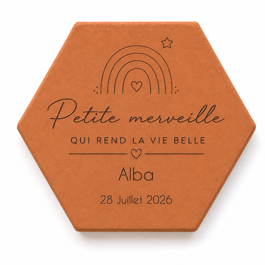 Cadeau naissance bébé : tomette hexagonale personnalisée, terre cuite de Salernes gravée au laser.