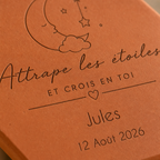 Cadeau de naissance avec tomette hexagonale personnalisée, terre cuite de Salernes gravée au laser dans une chambre bébé.