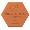 Cadeau de naissance avec tomette hexagonale personnalisée, terre cuite de Salernes gravée au laser dans une chambre bébé.