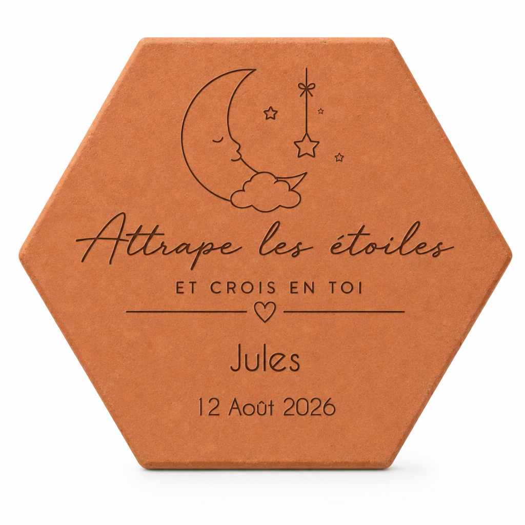 Cadeau de naissance avec tomette hexagonale personnalisée, terre cuite de Salernes gravée au laser dans une chambre bébé.