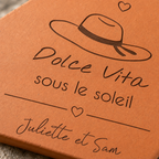 Cadeau souvenir de Provence, tomette hexagonale personnalisée en terre cuite de Salernes gravée au laser, en fond une place provençale.