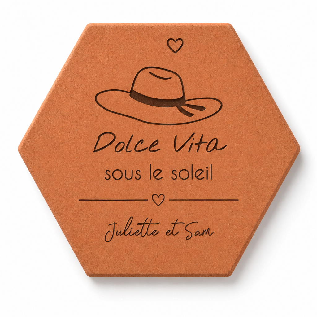 Cadeau souvenir de Provence, tomette hexagonale personnalisée en terre cuite de Salernes gravée au laser, en fond une place provençale.