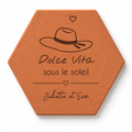 Cadeau souvenir de Provence, tomette hexagonale personnalisée en terre cuite de Salernes gravée au laser, en fond une place provençale.