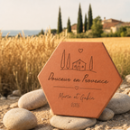 Cadeau d'été au soleil, tomette hexagonale personnalisée en terre cuite de Salernes gravée au laser.