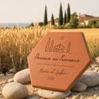 Cadeau d'été au soleil, tomette hexagonale personnalisée en terre cuite de Salernes gravée au laser.