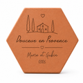 Cadeau d'été au soleil, tomette hexagonale personnalisée en terre cuite de Salernes gravée au laser.