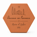 Cadeau d'été au soleil, tomette hexagonale personnalisée en terre cuite de Salernes gravée au laser.