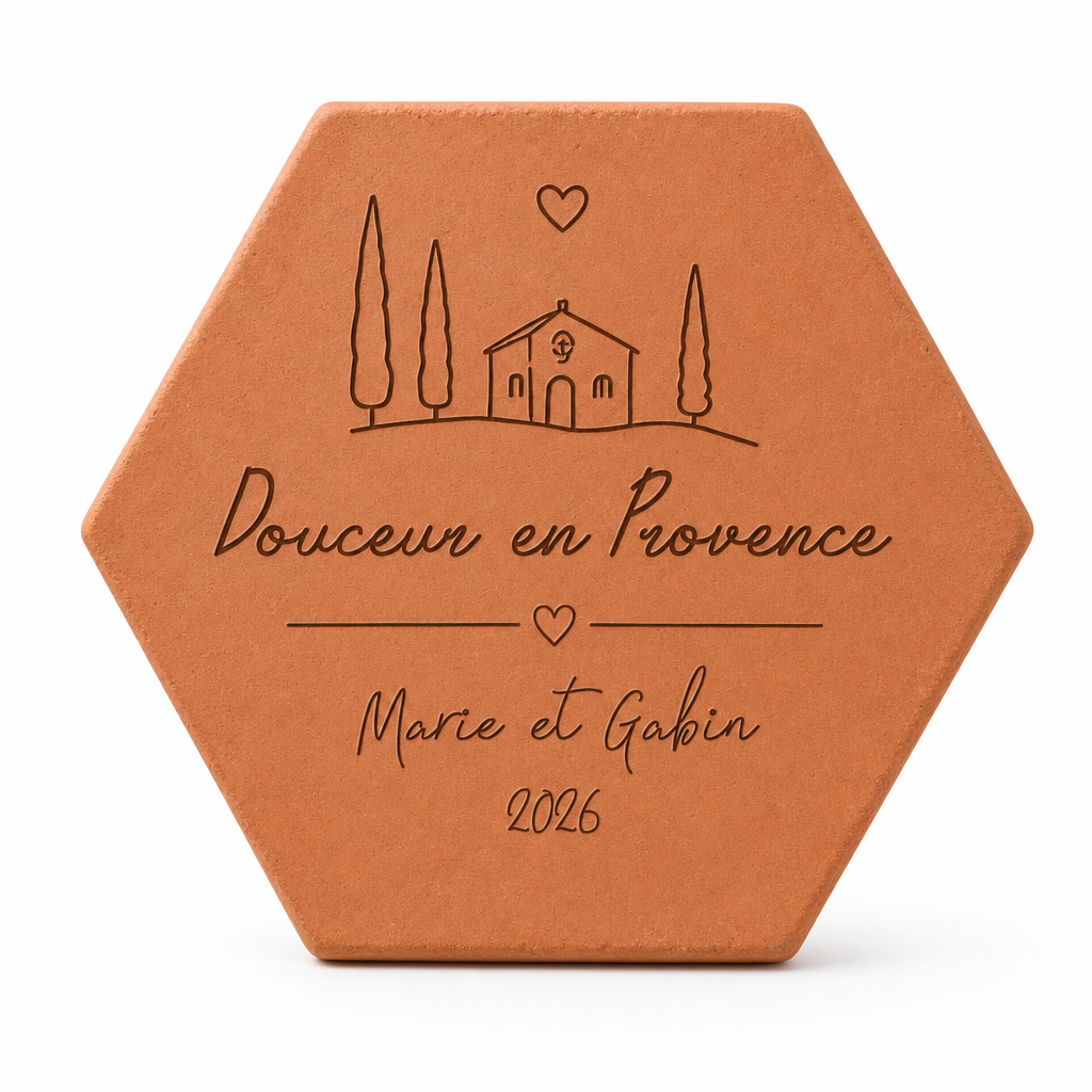 Cadeau d'été au soleil, tomette hexagonale personnalisée en terre cuite de Salernes gravée au laser.