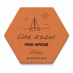 Souvenir de Provence : tomette hexagonale personnalisée, terre cuite de Salernes gravée au laser.