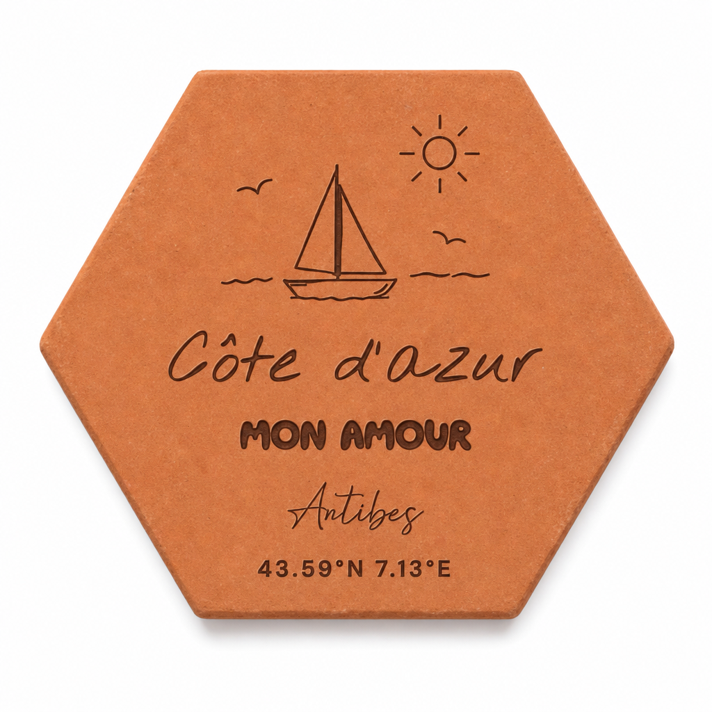 Souvenir de Provence : tomette hexagonale personnalisée, terre cuite de Salernes gravée au laser.