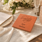 Cadeau de mariage sur table fleurie, tomette hexagonale personnalisée en terre cuite de Salernes gravée au laser.
