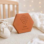 Naissance : tomette hexagonale personnalisée en terre cuite de Salernes gravée au laser, dans une chambre douce.