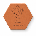 Naissance : tomette hexagonale personnalisée en terre cuite de Salernes gravée au laser, dans une chambre douce.