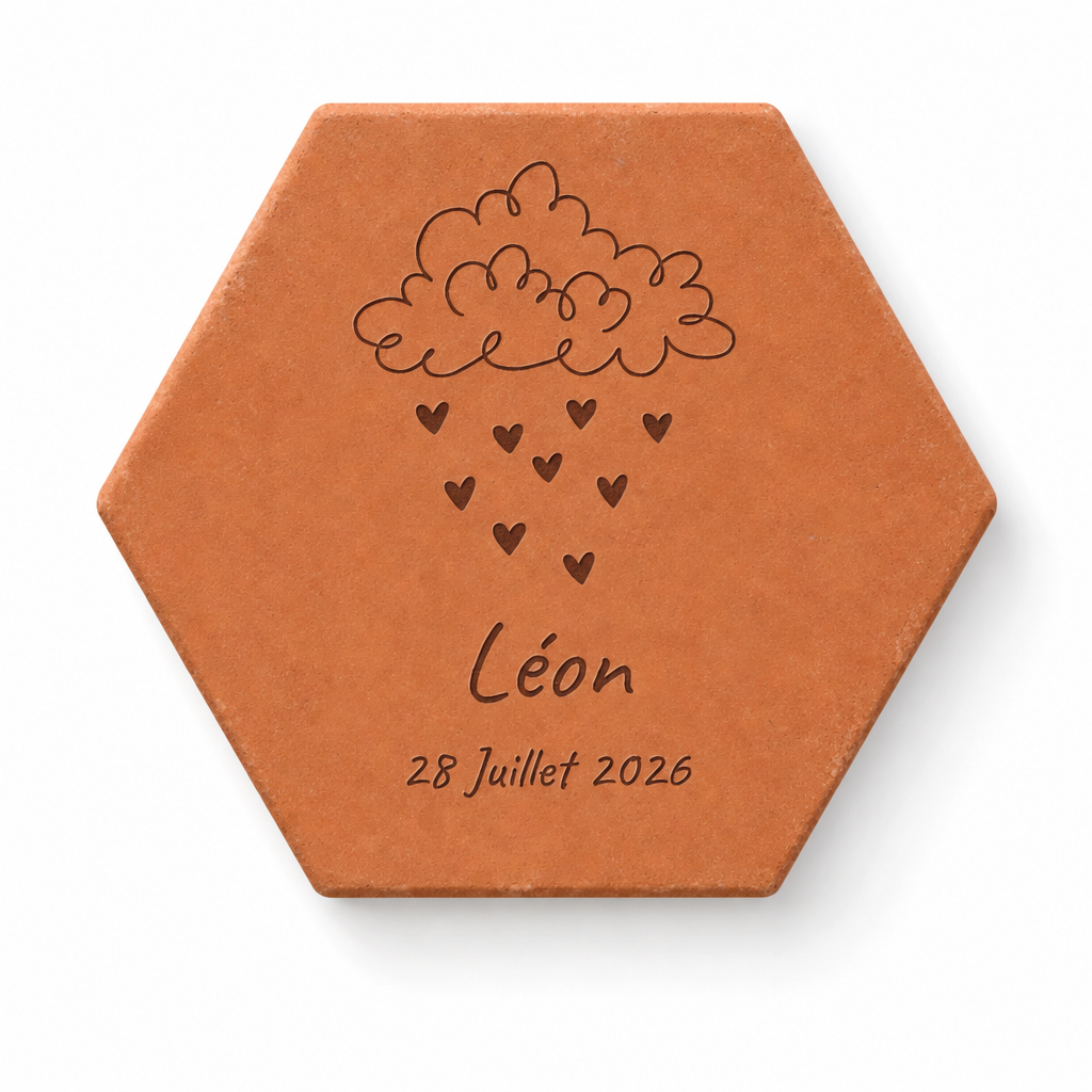 Naissance : tomette hexagonale personnalisée en terre cuite de Salernes gravée au laser, dans une chambre douce.