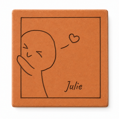 Cadeau amoureux dans un appartement lumineux, tomette hexagonale personnalisée en terre cuite de Salernes gravée au laser.