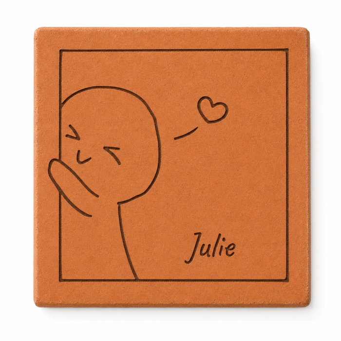 Cadeau amoureux dans un appartement lumineux, tomette hexagonale personnalisée en terre cuite de Salernes gravée au laser.