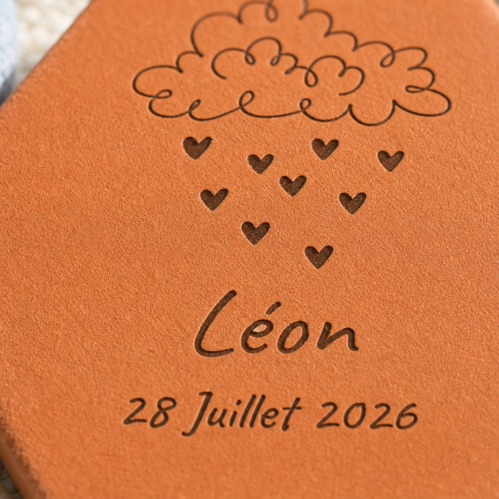 Naissance bébé : tomette hexagonale personnalisée, terre cuite de Salernes gravée au laser, en chambre d'enfant.