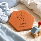 Naissance bébé : tomette hexagonale personnalisée, terre cuite de Salernes gravée au laser, en chambre d'enfant.