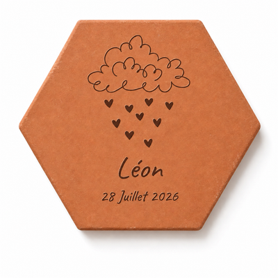 Naissance bébé : tomette hexagonale personnalisée, terre cuite de Salernes gravée au laser, en chambre d'enfant.