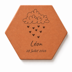 Naissance bébé : tomette hexagonale personnalisée, terre cuite de Salernes gravée au laser, en chambre d'enfant.