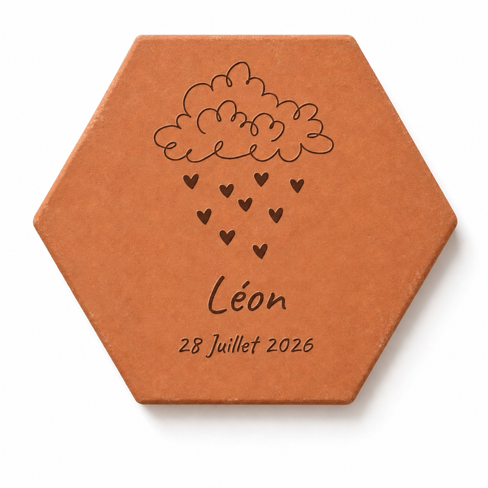 Naissance bébé : tomette hexagonale personnalisée, terre cuite de Salernes gravée au laser, en chambre d'enfant.