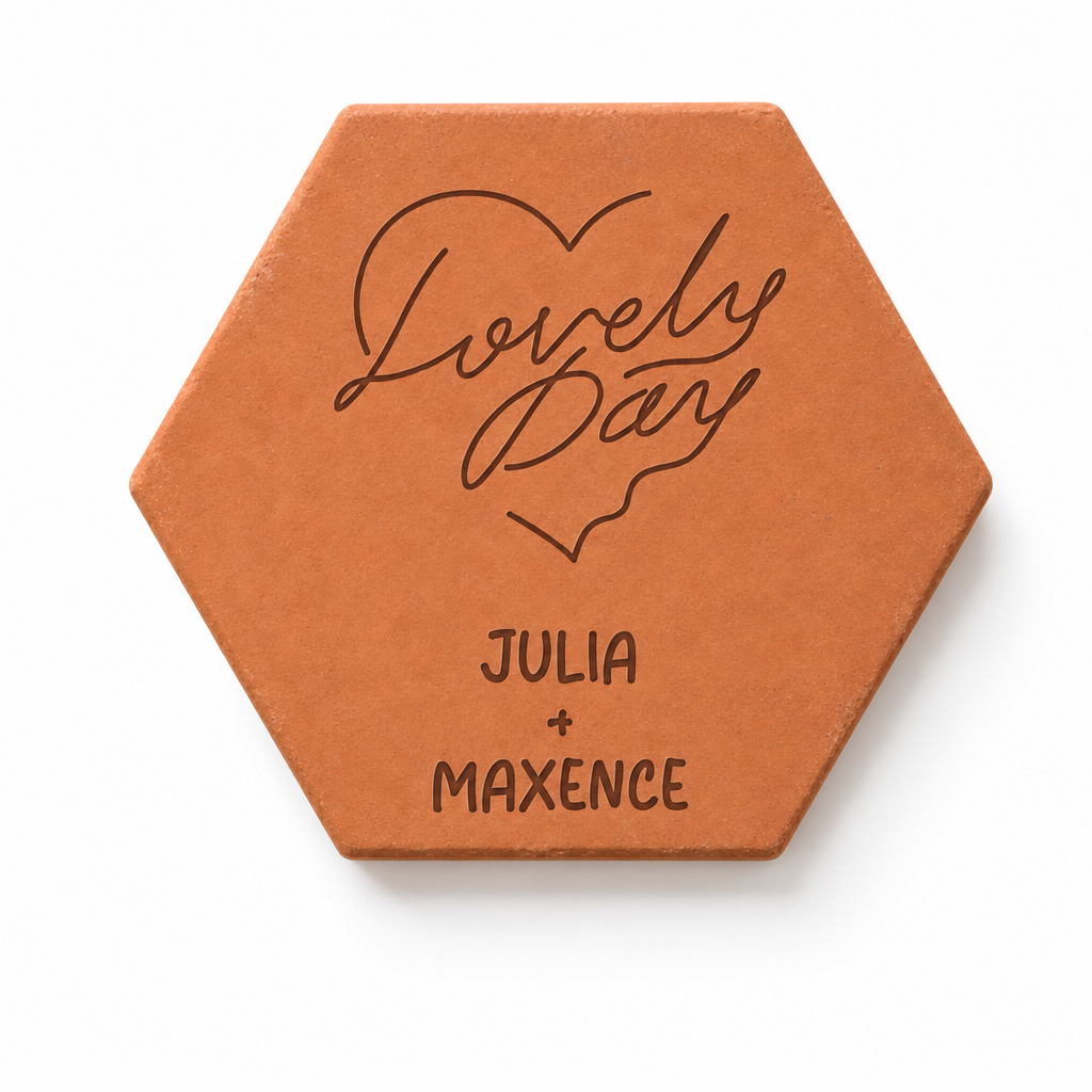 Tomette de couple personnalisée « Lovely Day », cœur et prénoms Julia et Maxence gravés, sur fond blanc.
