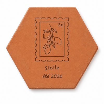 Souvenir de voyage sur terrasse italienne, tomette hexagonale personnalisée en terre cuite de Salernes gravée au laser.