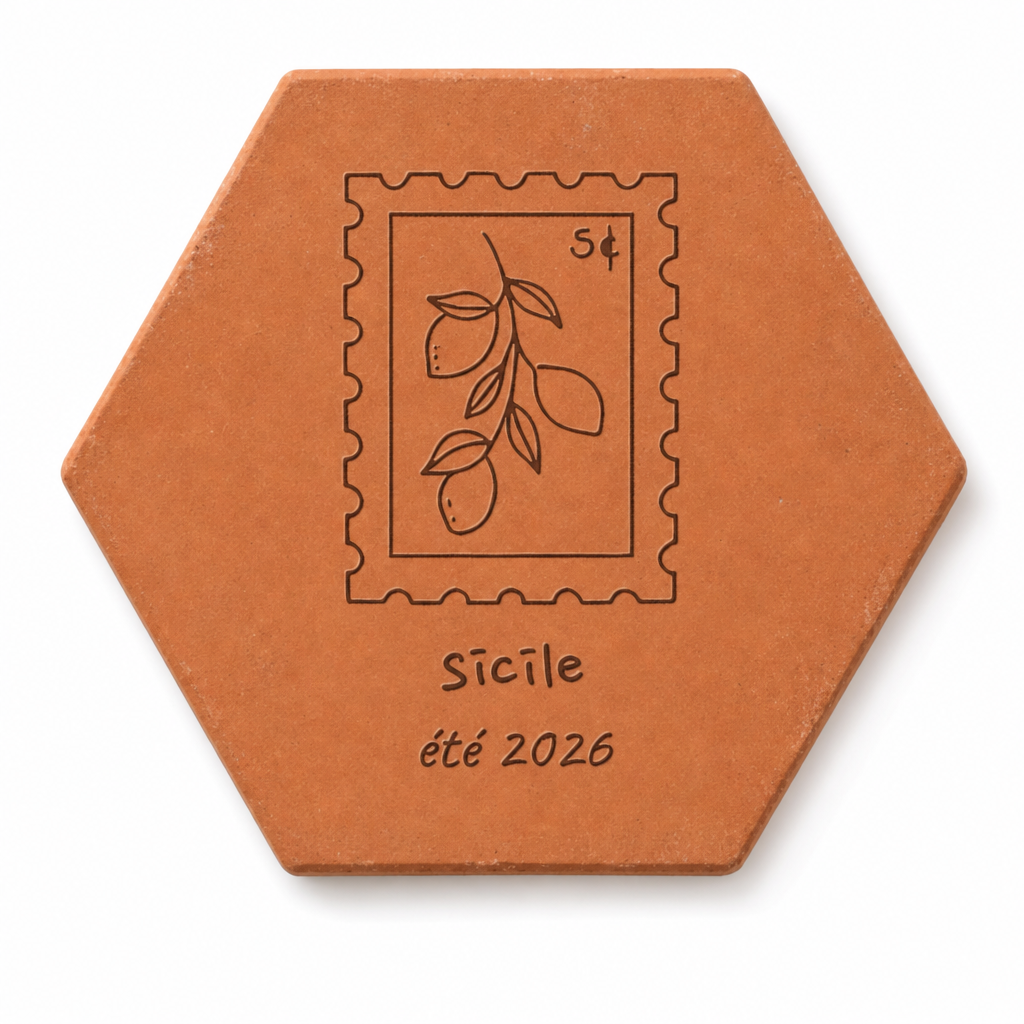 Souvenir de voyage sur terrasse italienne, tomette hexagonale personnalisée en terre cuite de Salernes gravée au laser.
