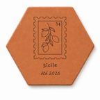 Souvenir de voyage sur terrasse italienne, tomette hexagonale personnalisée en terre cuite de Salernes gravée au laser.