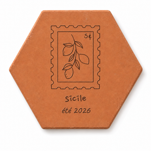 Tomette souvenir personnalisée Sicile, été 2026 et timbre à citrons gravés, sur fond blanc.